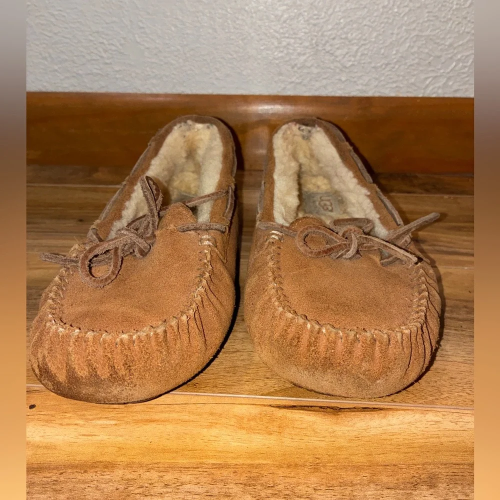 UGG Dakota moccasin slippers, chestnut- big kid size 4 (fit like women size 5.5)
